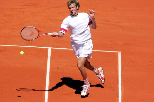Jerome Haehnel (Frankreich) - Vorhand Tennis Herren French Open 2004, Grand Slam, ATP-Tour, Sand, Sandplatz, Sandplatztennis, Sandplatzturnier Einzelbild Roland Garros Paris Dynamik,  