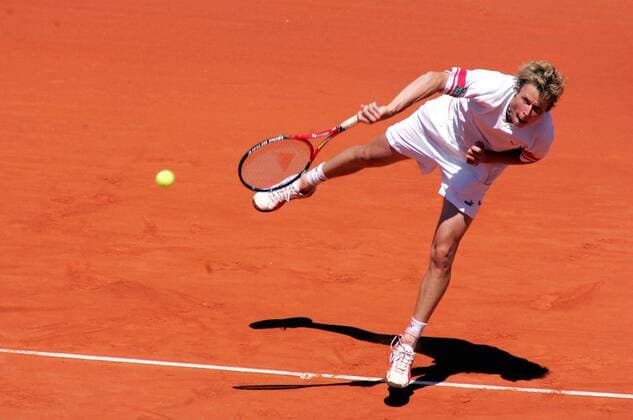 Jerome Haehnel (Frankreich) - Aufschlag Tennis Herren French Open 2004, Grand Slam, ATP-Tour, Sand, Sandplatz, Sandplatztennis, Sandplatzturnier Einzelbild Roland Garros Paris Dynamik,  