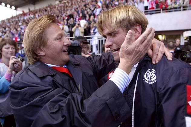 Präsident Harald Strutz (li.) gratuliert dem zu Tränen gerührten Trainer Jürgen Klopp (beide Mainz) Fußball 2. BL Herren Saison 2003 2004, FSV Mainz 05, Aufstieg, Aufsteiger, Aufstiegsfeier, Feier Gruppe Mainz, Freudentränen Glück Freude,