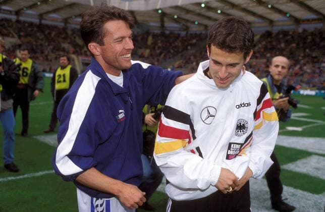 Mehmet Scholl (re.) flachst mit Ex-Nationalspieler Lothar Matthäus (beide Deutschland) Fußball Länderspiel Herren DEUTSCHSPRACHIGE SPORTZEITSCHRIFTEN UND -ZEITUNGEN NUR NACH RÜCKSPRACHE, Länderspiel 1997 Gruppe Stuttgart