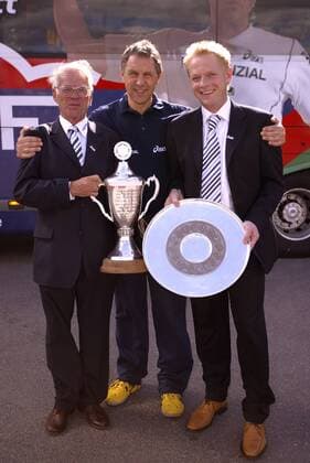 Flensburg schafft das Double - Trainer Kent-Harry Andersson (Mitte), Geschäftsführer Thorsten Storm (re.) und der ehemalige Manager Manfred Werner präsentieren stolz Meisterschale und DHB-Pokal Handball 1. BL Herren Saison 2003 2004, SG Flensburg Handewitt, Shooting, Fotoshooting, Fototermin, Präsentation, Vdig Gruppe Freude,