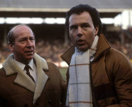 Fußballlegende Bobby Charlton (li., England) im Gespräch mit Teamchef Franz Beckenbauer (re., BR Deutschland) Fußball Länderspiel Herren DEUTSCHSPRACHIGE SPORTZEITSCHRIFTEN UND -ZEITUNGEN NUR NACH RÜCKSPRACHE, Länderspiel 1989 Gruppe Dublin