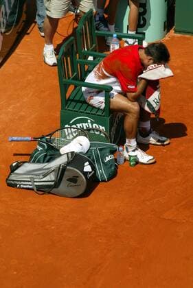 Fabrice Santoro (Frankreich) erschöpft nach seinem Sieg Tennis Herren French Open 2004, Grand Slam, ATP-Tour, Sand, Sandplatz, Sandplatztennis, Sandplatzturnier Einzelbild Roland Garros Paris Erschöpfung,  