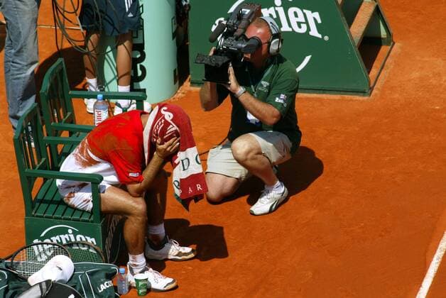 Fabrice Santoro (Frankreich) erschöpft nach seinem Sieg Tennis Herren French Open 2004, Grand Slam, ATP-Tour, Sand, Sandplatz, Sandplatztennis, Sandplatzturnier Gruppe Roland Garros Paris Erschöpfung,  