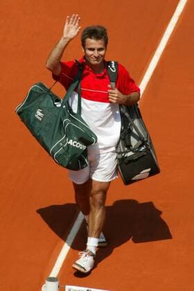 Fabrice Santoro (Frankreich) verabschiedet sich vom Publikum Tennis Herren French Open 2004, Grand Slam, ATP-Tour, Sand, Sandplatz, Sandplatztennis, Sandplatzturnier Einzelbild Roland Garros Paris Freude  