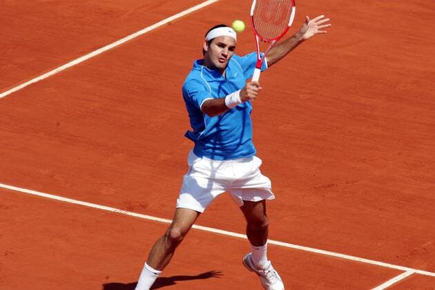 Roger Federer (Schweiz) - Rückhandvolley Tennis Herren French Open 2004, Grand Slam, ATP-Tour, Sand, Sandplatz, Sandplatztennis, Sandplatzturnier Einzelbild Roland Garros Paris Dynamik,  