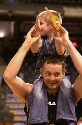 Gert Kullamäe (Bamberg) freut sich mit seinem Sohn über den Finaleinzug Basketball 1. BL Herren BBL 2003 2004, Berlin - GHP Bamberg 68:93, Playoffs, Playoff, Play Offs, Off, Halbfinale, Gruppe Gerd Kullamä Berlin Freude,