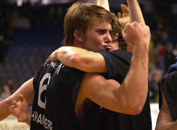 Steffen Hamann (Bamberg) jubelt über den Finaleinzug Basketball 1. BL Herren BBL 2003 2004, Berlin - GHP Bamberg 68:93, Playoffs, Playoff, Play Offs, Off, Halbfinale, Gruppe Berlin Freude, Begeisterung