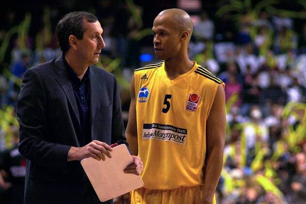 Trainer Emir Mutapcic (li.) im Gespräch mit John Best (beide ALBA) Basketball 1. BL Herren BBL 2003 2004, ALBA Berlin, Playoffs, Playoff, Play Offs, Off, Halbfinale, Gruppe Berlin