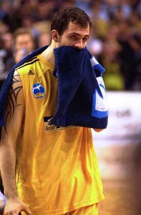 Szymon Szewczyk (ALBA) enttäuscht nach dem Spiel Basketball 1. BL Herren BBL 2003 2004, ALBA Berlin, Playoffs, Playoff, Play Offs, Off, Halbfinale, Einzelbild Berlin Enttäuschung,