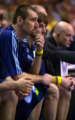 Ratlosigkeit auf der ALBA-Bank bei Teoman Öztürk (li.) und Marko Pesic Basketball 1. BL Herren BBL 2003 2004, ALBA Berlin, Playoffs, Playoff, Play Offs, Off, Halbfinale, Gruppe Berlin Nachdenklichkeit, Enttäuschung