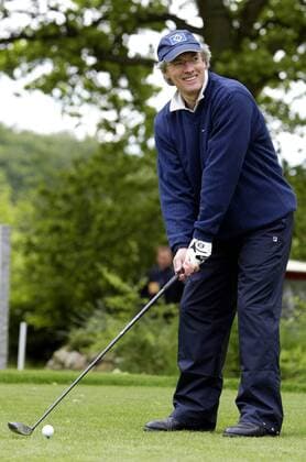 HSV Teammanager und Hobbygolfer Bernd Wehmeyer nimmt am Charity Cup 2004 teil Golf 1. BL Herren Charity Cup 2004, Prominentengolf, Golfen, Freizeit, Freizeitsport, Hobby, privat Einzelbild Golfanlage Wulfsmühle Hasloh