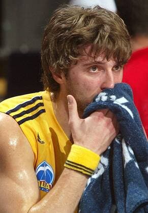 Marko Pesic (ALBA) den Tränen nahe Basketball 1. BL Herren BBL 2003 2004, ALBA Berlin, Playoffs, Playoff, Play Offs, Off, Halbfinale Einzelbild Berlin Nachdenklichkeit, Enttäuschung, Verzweiflung