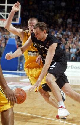Gert Kullamäe (Bamberg) entschlossen vorbei an Henrik Rödl (ALBA) Basketball 1. BL Herren BBL 2003 2004, ALBA Berlin - GHP Bamberg 68:93, Playoffs, Playoff, Play Offs, Off, Halbfinale Gruppe Gerd Kullamä Berlin Dynamik,