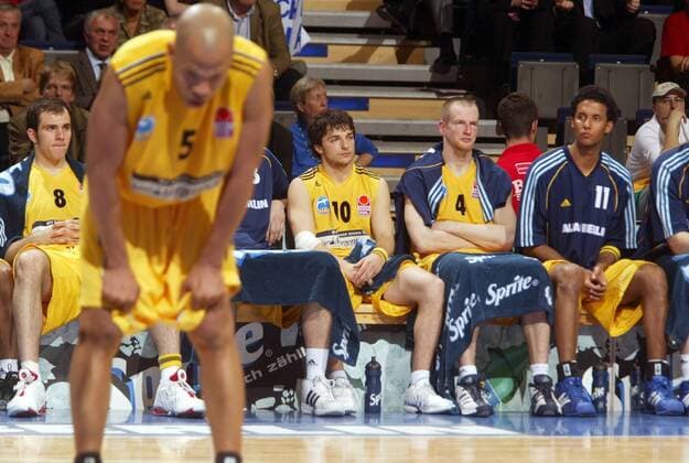 Frust auf der ALBA-Bank, v. re.: Stefano Garris, Henrik Rödl, Mithat Demirel und Szymon Szewczyk Basketball 1. BL Herren BBL 2003 2004, ALBA Berlin, Playoffs, Playoff, Play Offs, Off, Halbfinale Gruppe Berlin Leere Enttäuschung,