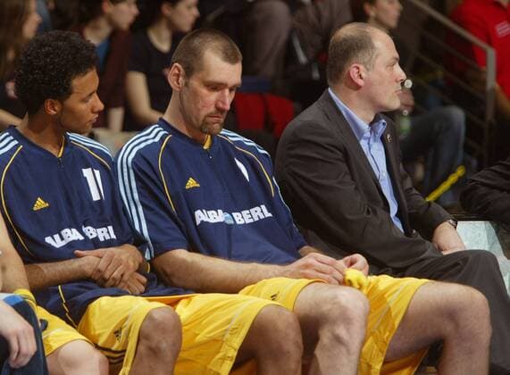 Lange Gesichter auf der ALBA-Bank, v. li.: Stefano Garris, Teoman Öztürk und Co-Trainer Burkhardt Prigge Basketball 1. BL Herren BBL 2003 2004, ALBA Berlin, Playoffs, Playoff, Play Offs, Off, Halbfinale Gruppe Berlin Enttäuschung,