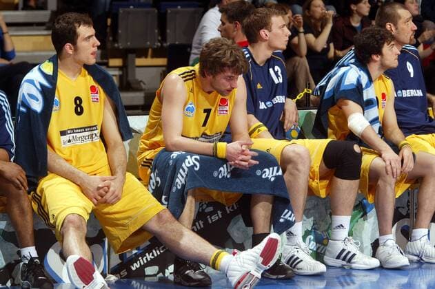 Lange Gesichter auf der ALBA-Bank, v. li.: Szymon Szewczyk, Marko Pesic, Guido Grünheid und Teoman Öztürk Basketball 1. BL Herren BBL 2003 2004, ALBA Berlin, Playoffs, Playoff, Play Offs, Off, Halbfinale Gruppe Berlin Enttäuschung,