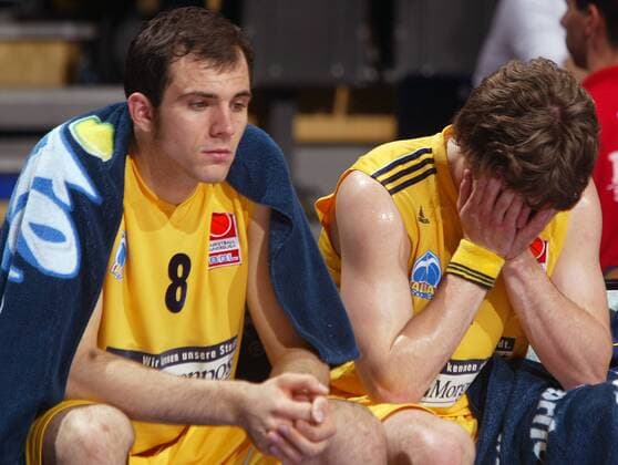 Szymon Szewczyk (li.) und Marko Pesic (beide ALBA) enttäuscht Basketball 1. BL Herren BBL 2003 2004, ALBA Berlin, Playoffs, Playoff, Play Offs, Off, Halbfinale Gruppe Berlin Enttäuschung, Verzweiflung