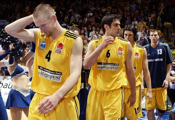 V. li.: Henrik Rödl, Jovo Stanojevic, Petrovic und Grünheid (alle ALBA) verlassen enttäuscht das Feld Basketball 1. BL Herren BBL 2003 2004, ALBA Berlin, Playoffs, Playoff, Play Offs, Off, Halbfinale Gruppe Berlin Enttäuschung,