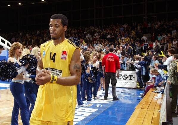 DeJuan Collins (ALBA) verlässt enttäuscht das Feld Basketball 1. BL Herren BBL 2003 2004, ALBA Berlin, Playoffs, Playoff, Play Offs, Off, Halbfinale Gruppe Berlin Enttäuschung,
