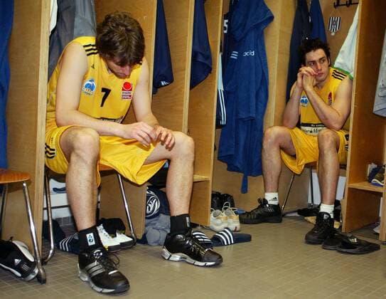 Marko Pesic (li.) und Jovo Stanojevic (beide ALBA) sitzen frustriert in der Kabine Basketball 1. BL Herren BBL 2003 2004, ALBA Berlin, Playoffs, Playoff, Play Offs, Off, Halbfinale Gruppe Berlin Enttäuschung, Verzweiflung
