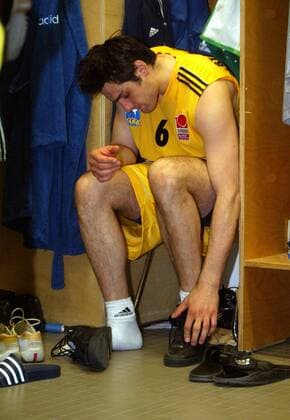Jovo Stanojevic (beide ALBA) sitzt frustriert in der Kabine Basketball 1. BL Herren BBL 2003 2004, ALBA Berlin, Playoffs, Playoff, Play Offs, Off, Halbfinale Einzelbild Berlin Enttäuschung,