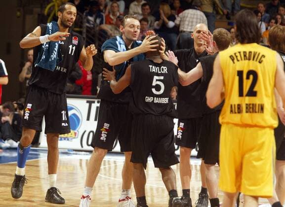 Schlußjubel Bamberg mit v. li.: Mike Nahar, Gert Kullamäe und Taylor Basketball 1. BL Herren BBL 2003 2004, Berlin - GHP Bamberg 68:93, Playoffs, Playoff, Play Offs, Off, Halbfinale Gruppe Berlin Gerd Kullamä Freude