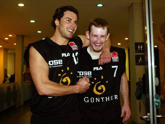 Radisa Zdravkovic (li.) und Rick Stafford (beide Bamberg) bejubeln den Finaleinzug Basketball 1. BL Herren BBL 2003 2004, Berlin - GHP Bamberg 68:93, Playoffs, Playoff, Play Offs, Off, Halbfinale Gruppe Berlin Freude,