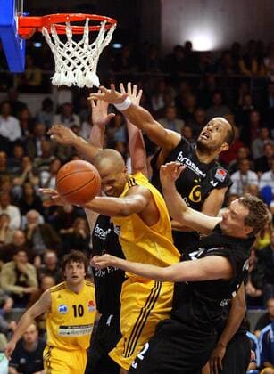 John Best (ALBA, li.) gegen Mike Nahar (2. v. re.) und Gert Kullamäe (beide Bamberg) Basketball 1. BL Herren BBL 2003 2004, ALBA Berlin - GHP Bamberg 73:63, Playoffs, Playoff, Play Offs, Off, Halbfinale Gruppe Berlin Gerd Kullamä Dynamik, Kampf,