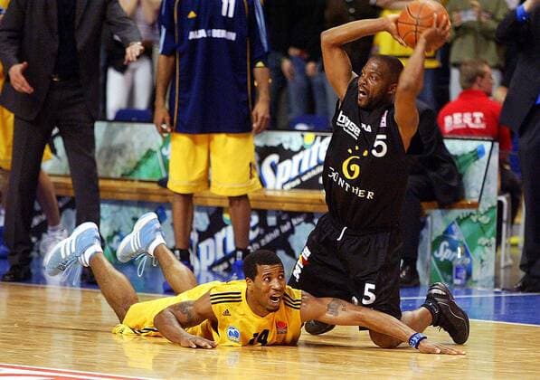 Zweikampf am Boden - Derrick Taylor (Bamberg, re.) gegen DeJuan Collins (ALBA) Basketball 1. BL Herren BBL 2003 2004, ALBA Berlin - GHP Bamberg 73:63, Playoffs, Playoff, Play Offs, Off, Halbfinale Gruppe Berlin Dynamik, Kampf,