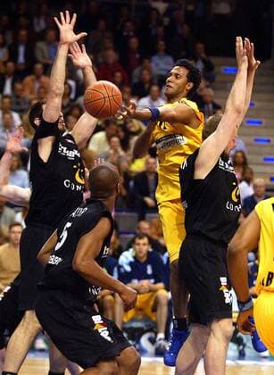 Stefano Garris (ALBA, 2. v. re.) spielt den Ball ab, daneben v. li.: Ensminger, Taylor und Helmanis (alle Bamberg) Basketball 1. BL Herren BBL 2003 2004, ALBA Berlin - GHP Bamberg 73:63, Playoffs, Playoff, Play Offs, Off, Halbfinale Gruppe Berlin Dynamik, Überlegenheit