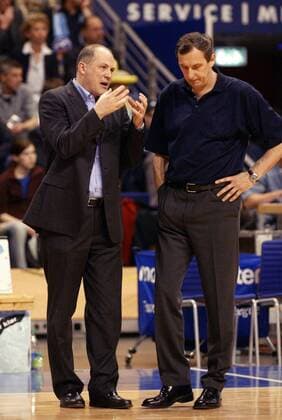Trainer Emir Mutapcic (re.) im Gespräch mit seinem Co Burkhardt Prigge (beide ALBA) Basketball 1. BL Herren BBL 2003 2004, ALBA Berlin, Playoffs, Playoff, Play Offs, Off, Halbfinale Gruppe Berlin Spannung,