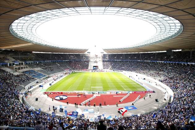 Das noch nicht ganz gefüllte Berliner Olympiastadion mit der nun fertig gestellten Überdachung Fußball 1. BL Herren Saison 2003 2004, Hertha BSC Berlin, Vdig Totale Olympiastadion Berlin