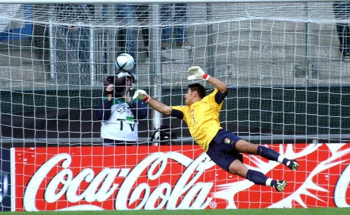 Torwart Marco Amelia (Italien U21) streckt sich vergebens nach dem Ball Fußball EM Herren U 21 Europameisterschaft 2004, Länderspiel, Nationalmannschaft, Nationalteam, Gruppe A Totale Bochum Dynamik