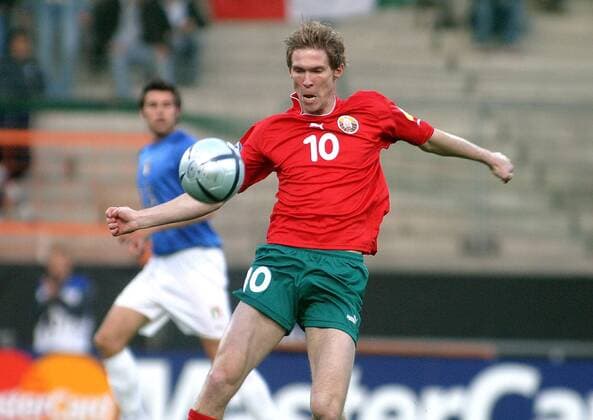 Aliaksandr Hleb (Weißrußland U21) fixiert den Ball Fußball EM Herren U 21 Europameisterschaft 2004, Länderspiel, Nationalmannschaft, Nationalteam, Gruppe A Einzelbild Bochum Dynamik,