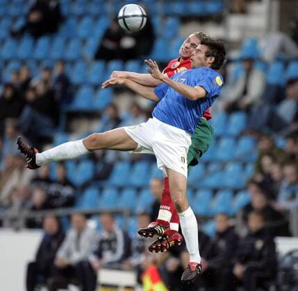 Andrea Barzagli (Italien U21, vorn) gegen Kornilenko (Weißrußland U21) Fußball EM Herren U 21 Europameisterschaft 2004, Länderspiel, Nationalmannschaft, Nationalteam, Gruppe A Gruppe Bochum Dynamik, Höhe