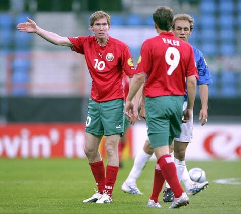 Aliaksandr Hleb (li.) weist seinen Bruder Viatcheslav (beide Weißrußland U21) zurecht Fußball EM Herren U 21 Europameisterschaft 2004, Länderspiel, Nationalmannschaft, Nationalteam, Gruppe A Gruppe Streit, streiten, Meinungsverschiedenheit Bochum, Auseinandersetzung
