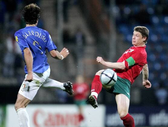 Aliaksei Baha (Weißrußland U21, re.) vor Gilardino (Italien U 21) am Ball Fußball EM Herren U 21 Europameisterschaft 2004, Länderspiel, Nationalmannschaft, Nationalteam, Gruppe A Gruppe Bochum Dynamik,