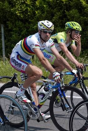 Igor Astarloa (Spanien Cofidis) im Regenbogentrikot Radsport Herren 87. Giro d Italia 2004, Straßenradsport, Straße, Rad, dItalia Gruppe Regenbogentrikot, 17. Etappe, Brunico - Fondo Sarnonico