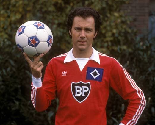 Franz Beckenbauer (Cosmos New York) in seinem alten HSV-Trikot mit einem Ball der North American Soccer League Fußball Herren DEUTSCHSPRACHIGE SPORTZEITSCHRIFTEN UND -ZEITUNGEN NUR NACH RÜCKSPRACHE, NASL 1983 Einzelbild Aufnahmedatum geschätzt New York, NY, N Y, N.Y.