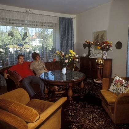 Franz Beckenbauer (FC Bayern München) sitzt mit seiner Ehefrau Brigitte im Wohnzimmer, re. strahlt die Trophäe für den Fußballer des Jahres Fußball Herren DEUTSCHSPRACHIGE SPORTZEITSCHRIFTEN UND -ZEITUNGEN NUR NACH RÜCKSPRACHE, Saison 1968 1969, Spieler Gruppe Aufnahmedatum geschätzt München, Wittmann