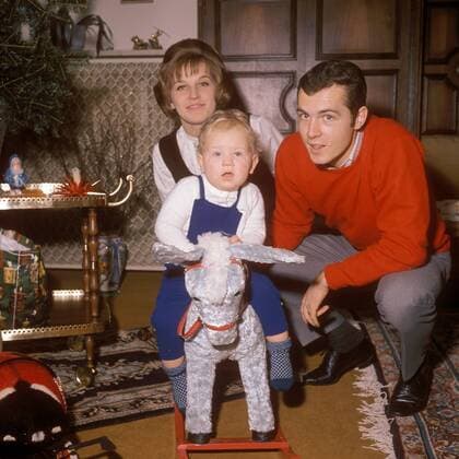 Franz Beckenbauer (FC Bayern München) mit Sohn und Ehefrau Brigitte Fußball Herren DEUTSCHSPRACHIGE SPORTZEITSCHRIFTEN UND -ZEITUNGEN NUR NACH RÜCKSPRACHE, Saison 1968 1969 Gruppe Aufnahmedatum geschätzt München, Wittmann