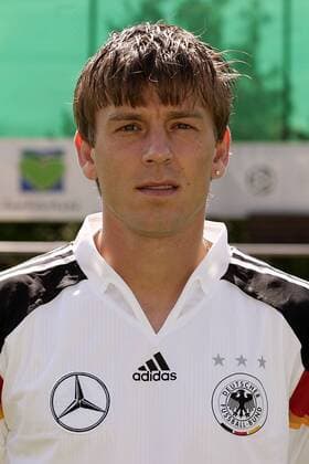 Bernd Schneider (Deutschland) Fußball EM Herren Vorschau Europameisterschaft 2004, Euro, Vorstellung, Präsentation, Pressetermin, Porträttermin Porträt