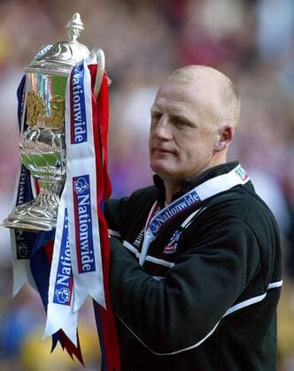 Fußball, Trainerhistorie Crystal Palace von 1905 bis heute Trainer Iain Dowie (Crystal Palace) präsentiert den Pokal der Relegation zur Premier League Fußball Herren English Division 1 2003 2004, 2. Englische Liga, Play Off, Offs, Playoff, Playoffs, Crystal Palace Einzelbild Aufstiegsspiel Cardiff Freude,