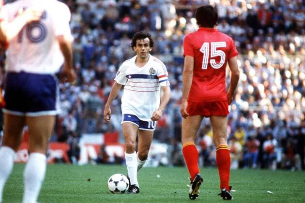 Michel Platini (li., Frankreich) am Ball gegen Rene Verheyen (Belgien) Fußball EM Herren Europameisterschaft 1984, Länderspiel, Gruppe 1, Gruppenspiel, Nationalmannschaft, Nationalteam Gruppe Frankreich - Belgien 5:0 Nantes Dynamik,