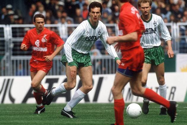 Rune Bratseth (2.v.li.) am Ball, Dieter Eilts (re., beide Bremen) und Thomas Allofs (Köln) schauen zu Fußball 1. BL Herren Saison 1988 1989, SV Werder Bremen - 1. FC Köln 1:2 Gruppe Bremen Dynamik,