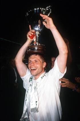 Uli Borowka (Bremen) präsentiert auf seinem Kopf den Pokal der Pokalsieger Fußball EC 2 Herren Europapokal der Pokalsieger 1991 1992, Europacup, SV Werder Bremen, Finale, Endspiel Einzelbild Lissabon Begeisterung, Freude,