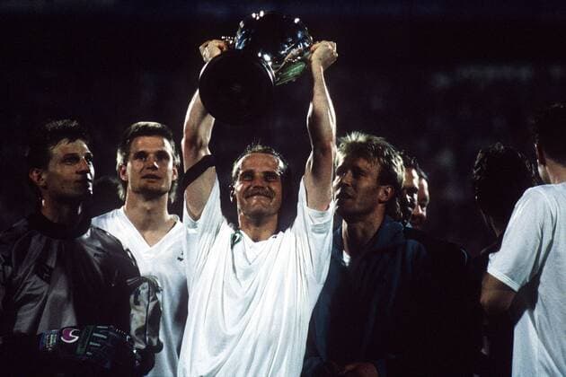 Thomas Schaaf (vorn) präsentiert den Pokal der Pokalsieger, daneben v.li.: Torwart Jürgen Rollmann, Marinus Bester, Thomas Wolter (alle Bremen) Fußball EC 2 Herren Europapokal der Pokalsieger 1991 1992, Europacup, SV Werder Bremen, Finale, Endspiel Gruppe Lissabon Freude,