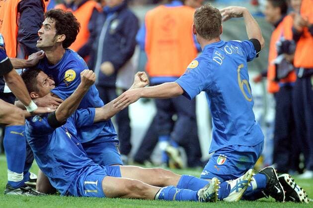 Torjubel Italien U21 v.li.: Simone del Nero, Giuseppe Sculli und Daniele de Rossi Fußball EM Herren U 21 Europameisterschaft 2004, Länderspiel, Nationalmannschaft, Nationalteam, Nationaltrikot, Gruppe Bochum Freude, Begeisterung,