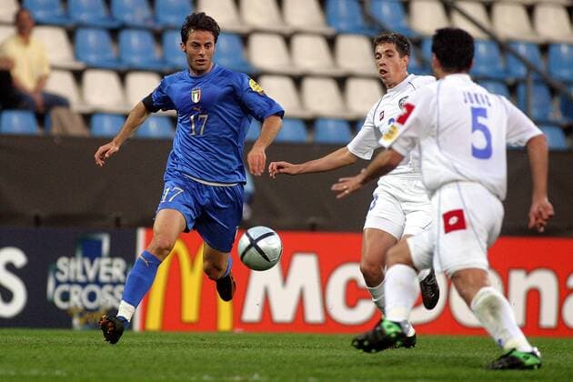 Giondomenico Mesto (li., Italien U21) gegen Nikola Mijailovic (Mitte) und Jokic (beide Serbien und Montenegro U21) Fußball EM Herren U 21 Europameisterschaft 2004, Länderspiel, Nationalmannschaft, Nationalteam, Nationaltrikot, Gruppe Bochum Dynamik,